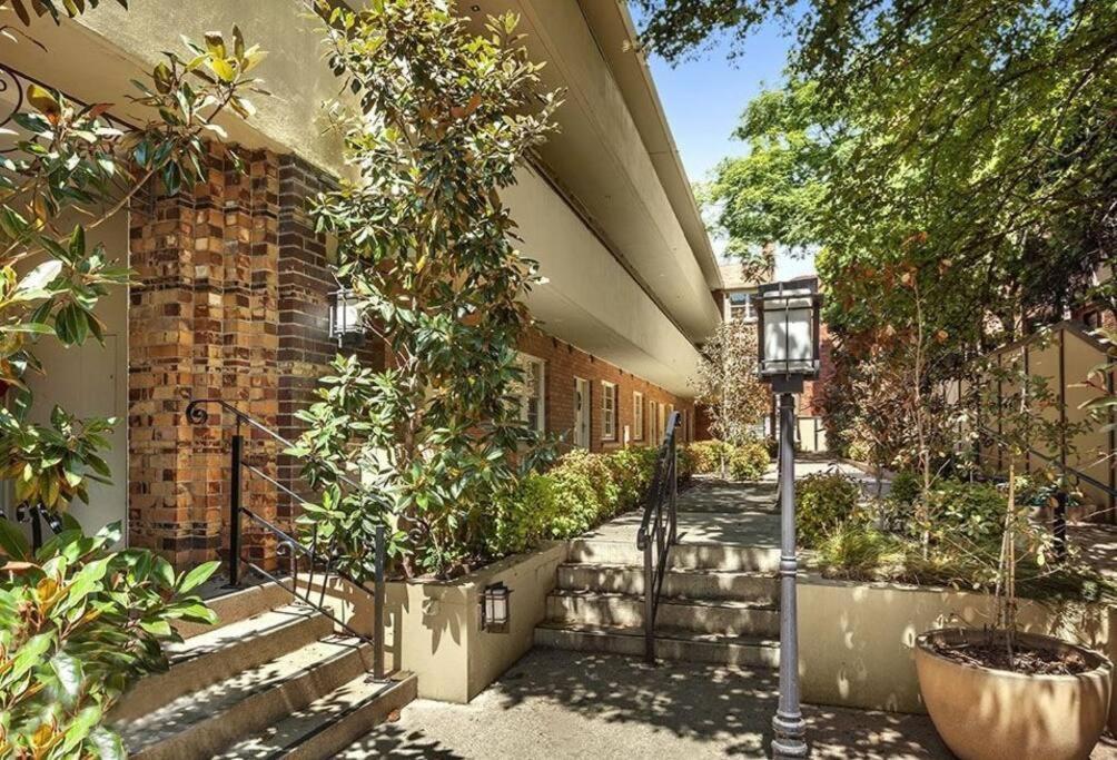 Апартаменты East Melbourne Unit With Courtyard Экстерьер фото